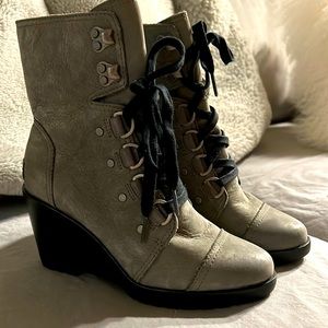 Brad new Sorel grey ankle boots